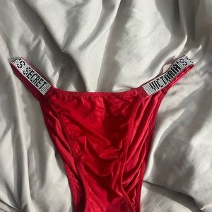VERY SEXY
Bombshell Shine Strap Brazilian Panty